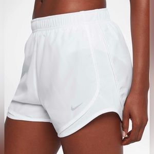 WOMEN’S NIKE DRI-FIT TEMPO RUNNING SHORTS. WHITE. SIZE L. BRAND NEW WITH TAGS.